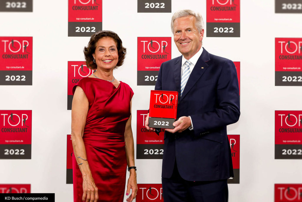 Foto von der Top Consultant Preisverleihung mit Consuela Utsch und Dr. Christian Wulff